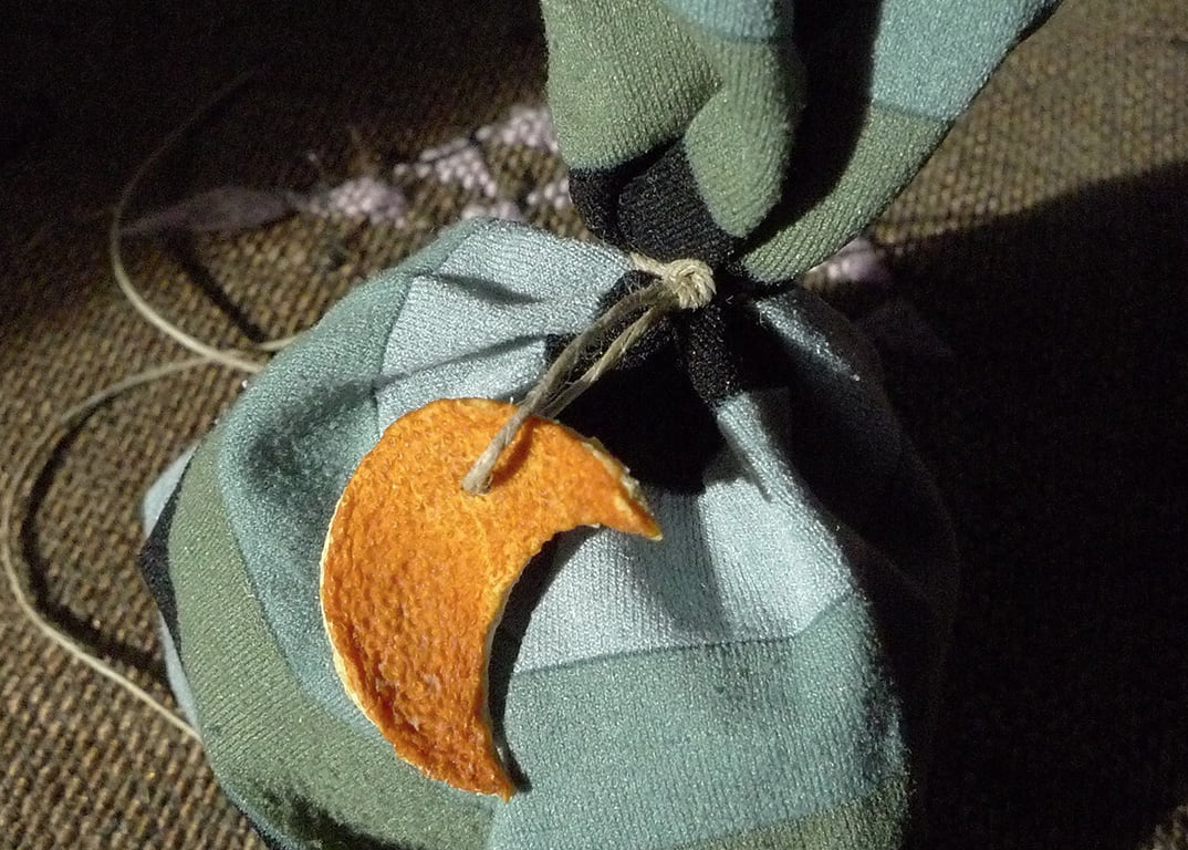 Sacchettino creato da un calzetto usato, che serve a profumare gli armadi e scacciare le tarme.