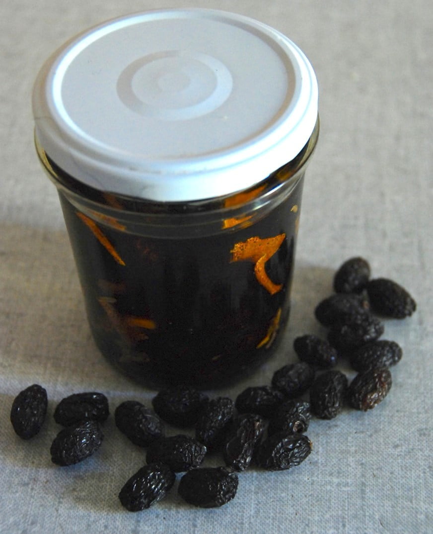 Un vasetto di olive nere seccate e poi messe sott'olio.