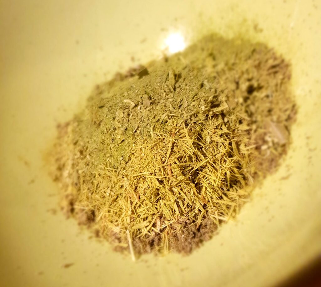 Mix di erbe essiccate e polverizzate